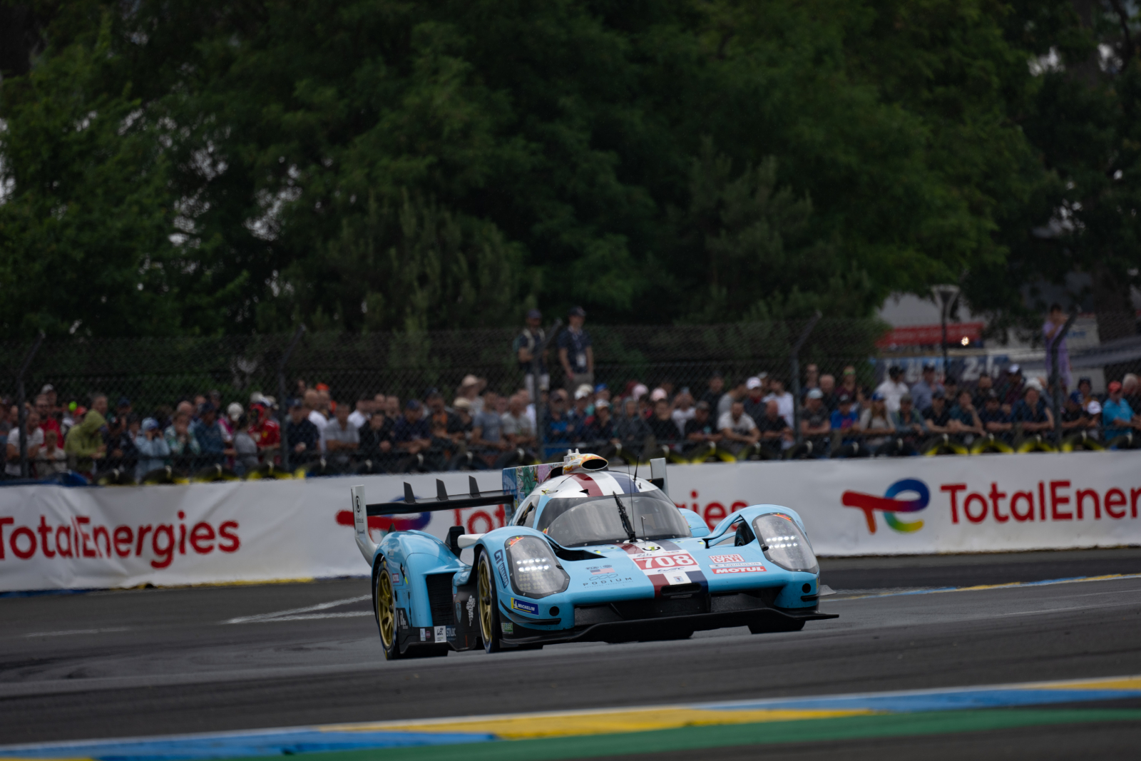 La #708 partait avec un retard conséquent.