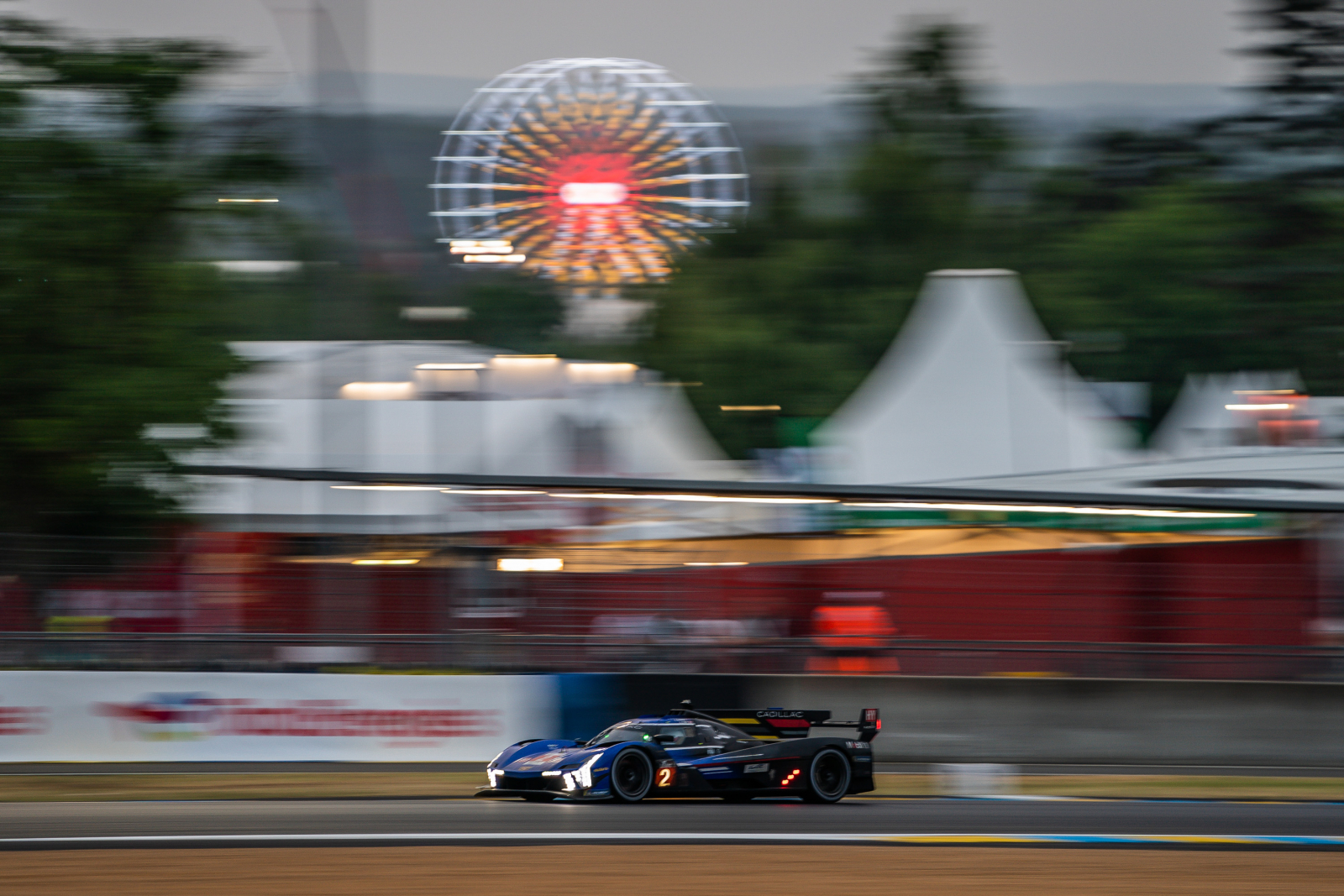 La lumière du petit matin est souvent recherchée par les photographes, même si les nuages sont plus présents que le soleil aujourd'hui.
