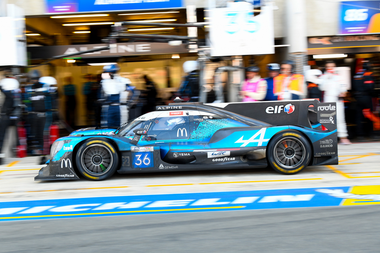 Les deux prototypes de l'équipe Alpine sont toujours en course (LMP2), mais trop loin pour espérer l'emporter cette année.
